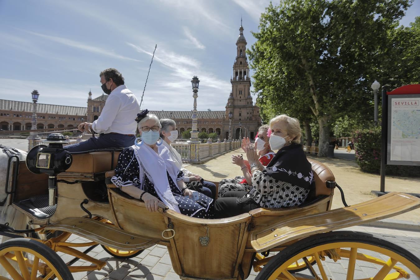 Paseo solidario en coche de caballos de ancianos de una residencia de Triana