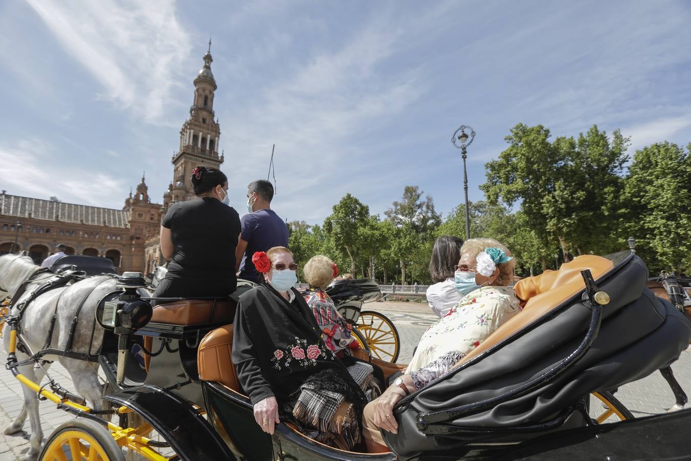 Paseo solidario en coche de caballos de ancianos de una residencia de Triana