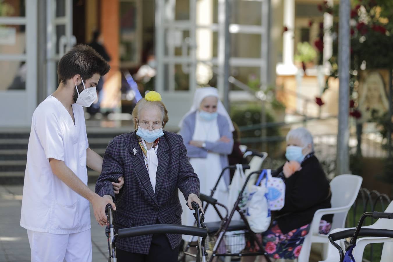 Paseo solidario en coche de caballos de ancianos de una residencia de Triana