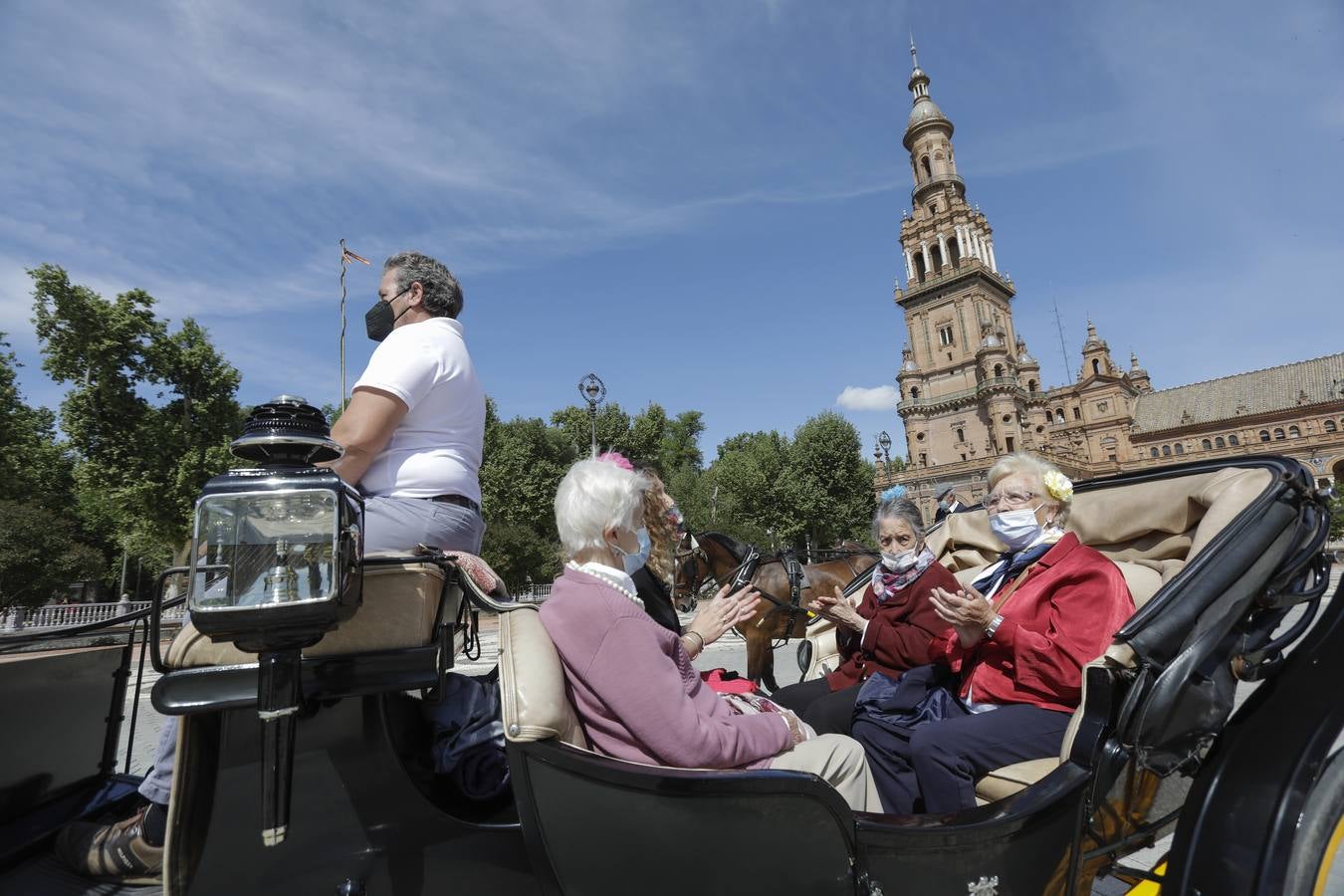 Paseo solidario en coche de caballos de ancianos de una residencia de Triana