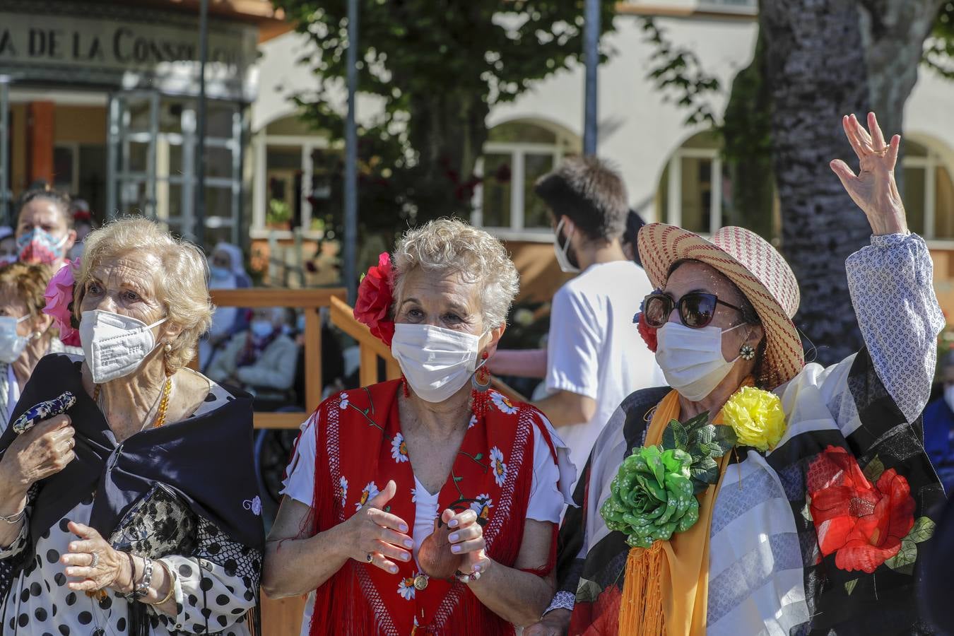 Paseo solidario en coche de caballos de ancianos de una residencia de Triana