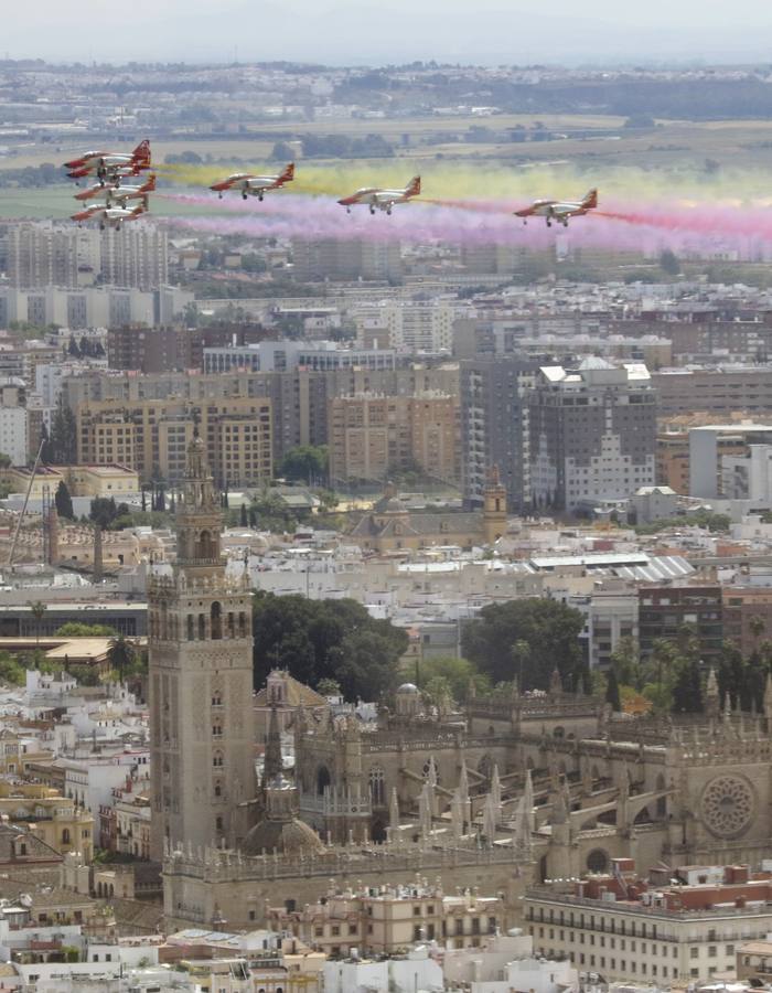 La Patrulla Águila surca el cielo de Sevilla el 'Miércoles de Feria'