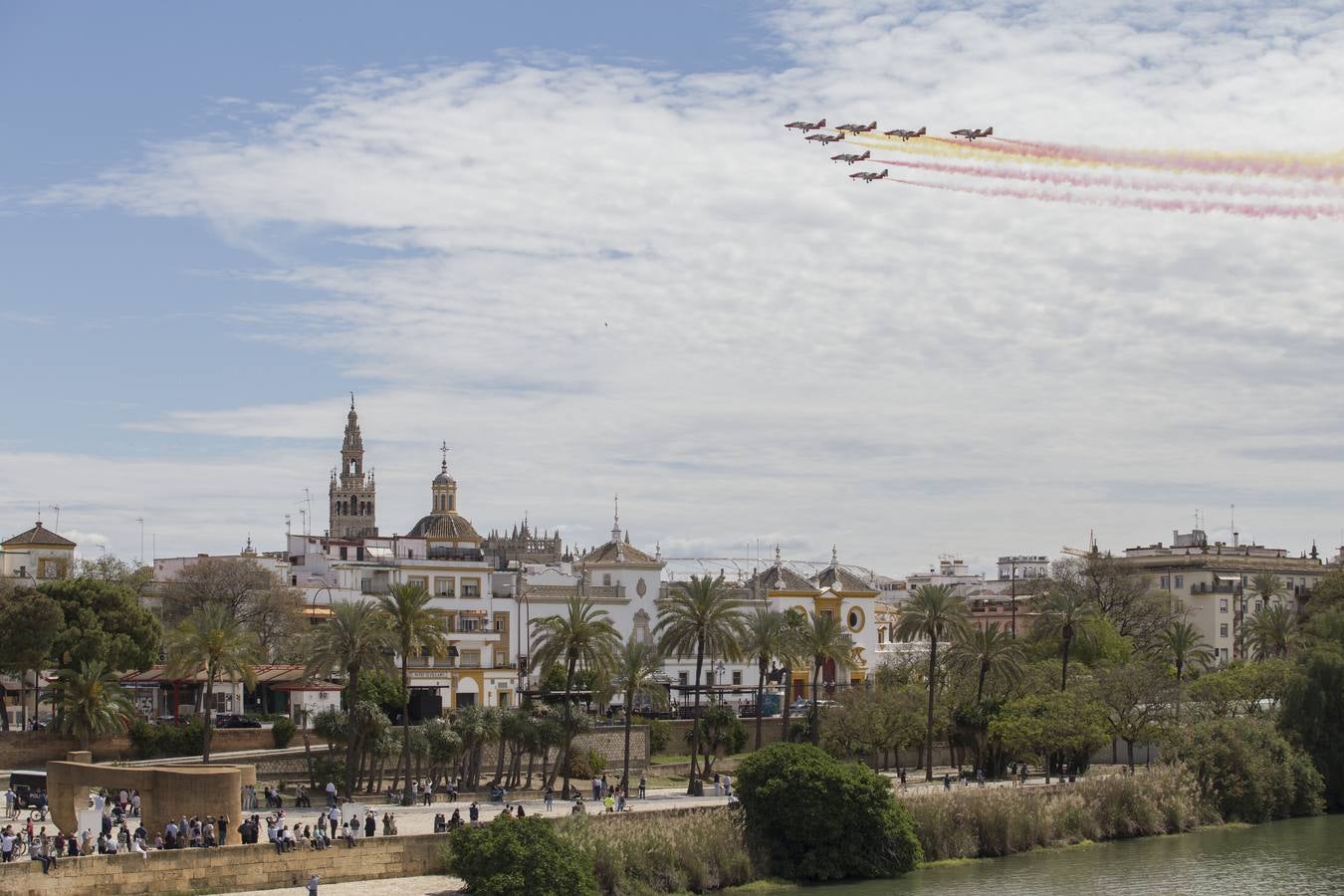 La Patrulla Águila surca el cielo de Sevilla el 'Miércoles de Feria'