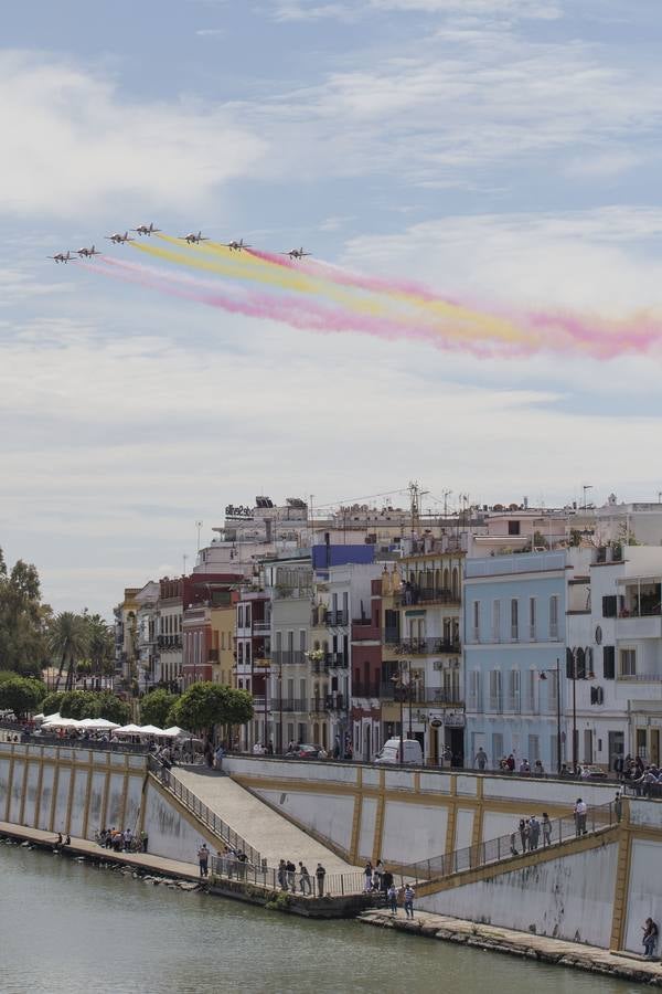 La Patrulla Águila surca el cielo de Sevilla el 'Miércoles de Feria'