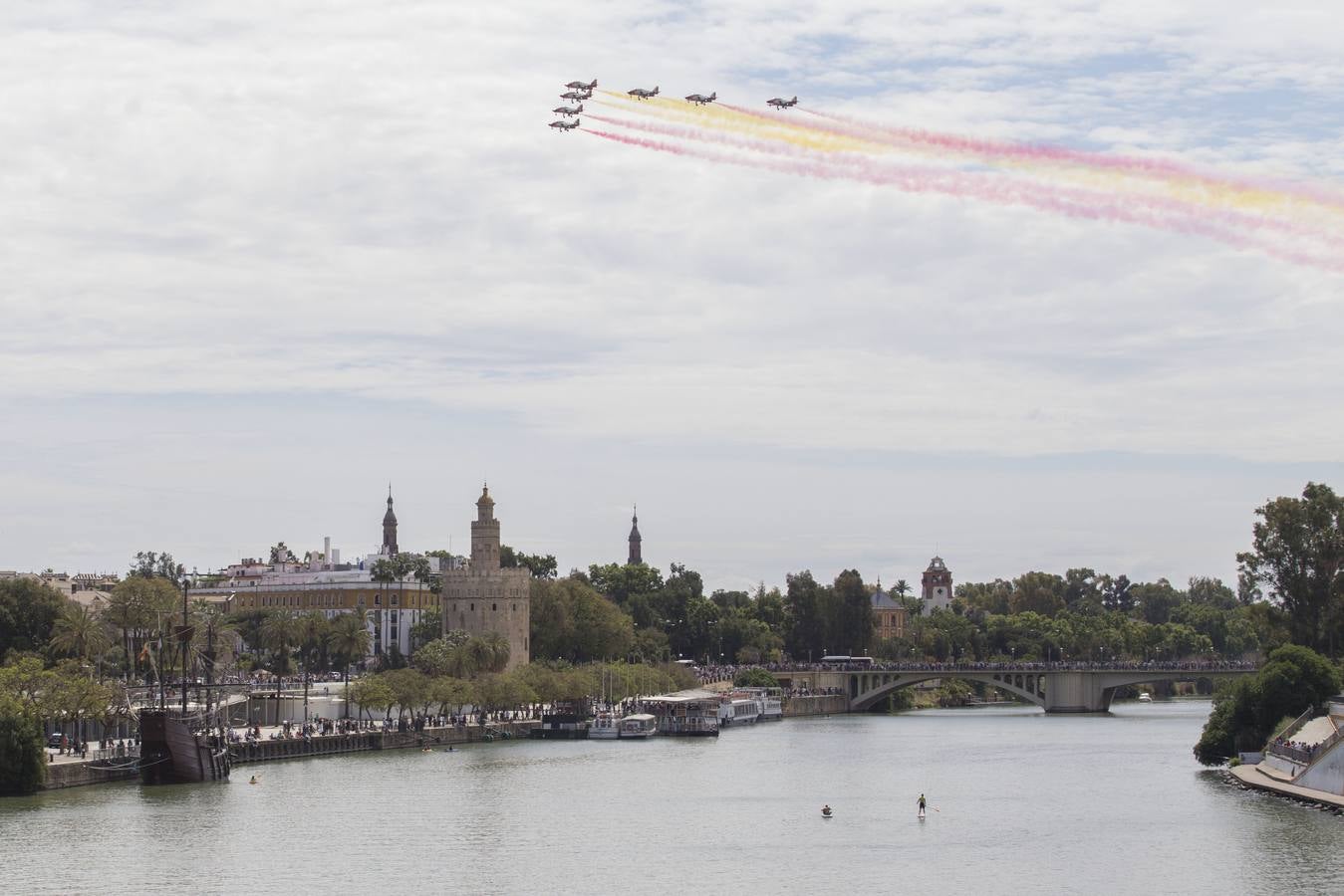 La Patrulla Águila surca el cielo de Sevilla el 'Miércoles de Feria'