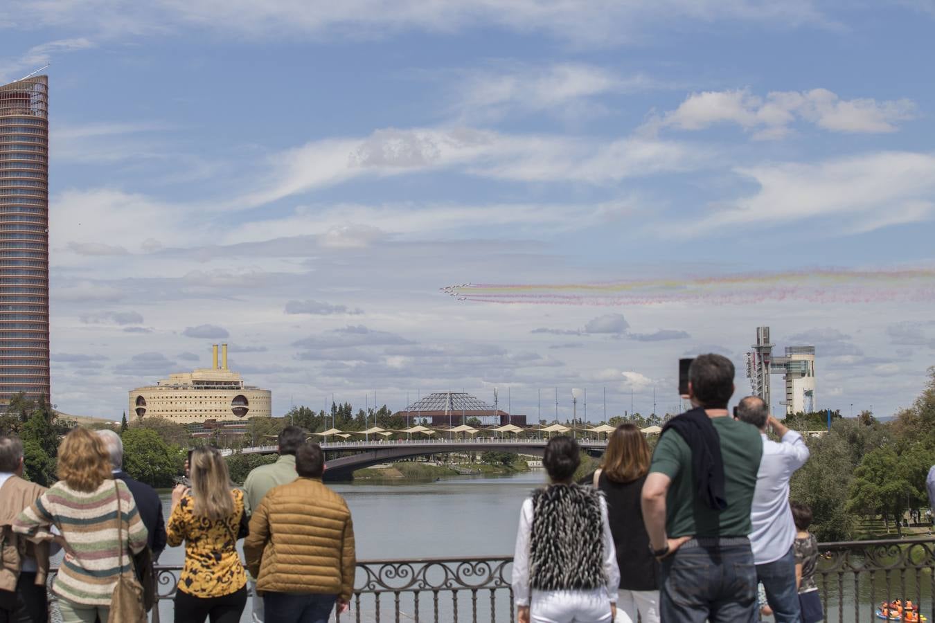 La Patrulla Águila surca el cielo de Sevilla el 'Miércoles de Feria'