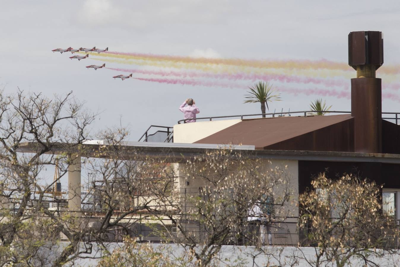 La Patrulla Águila surca el cielo de Sevilla el 'Miércoles de Feria'