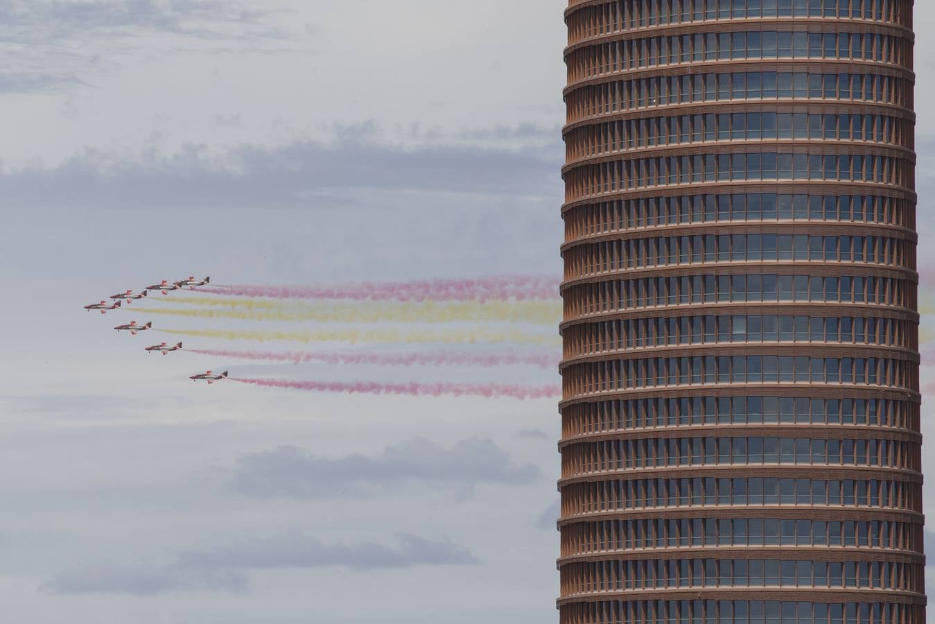 La Patrulla Águila surca el cielo de Sevilla el 'Miércoles de Feria'