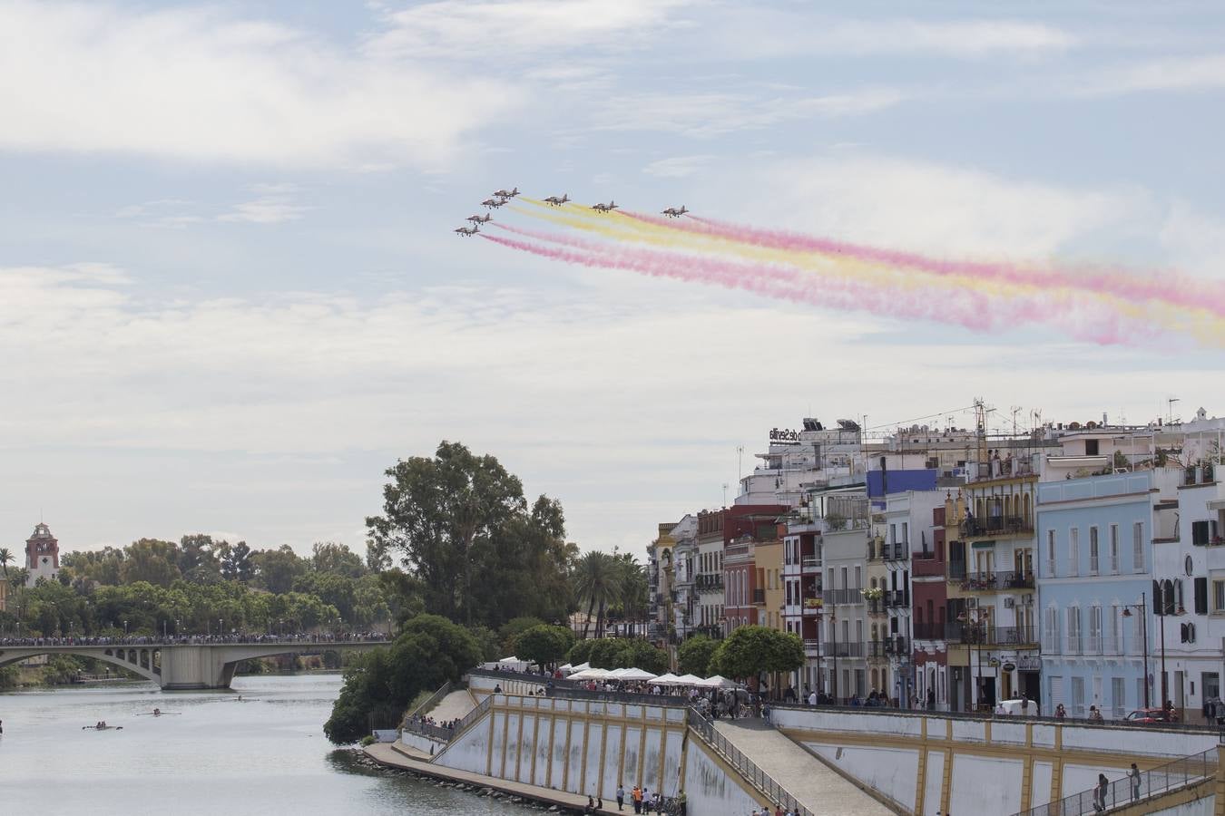 La Patrulla Águila surca el cielo de Sevilla el 'Miércoles de Feria'