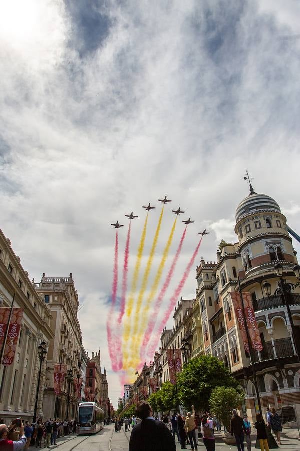 La Patrulla Águila surca el cielo de Sevilla el 'Miércoles de Feria'