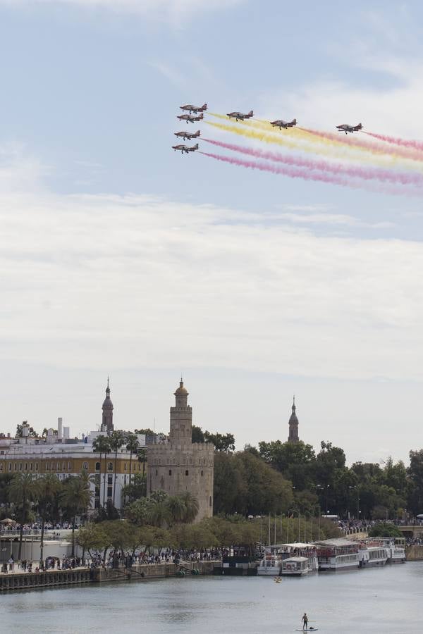 La Patrulla Águila surca el cielo de Sevilla el 'Miércoles de Feria'