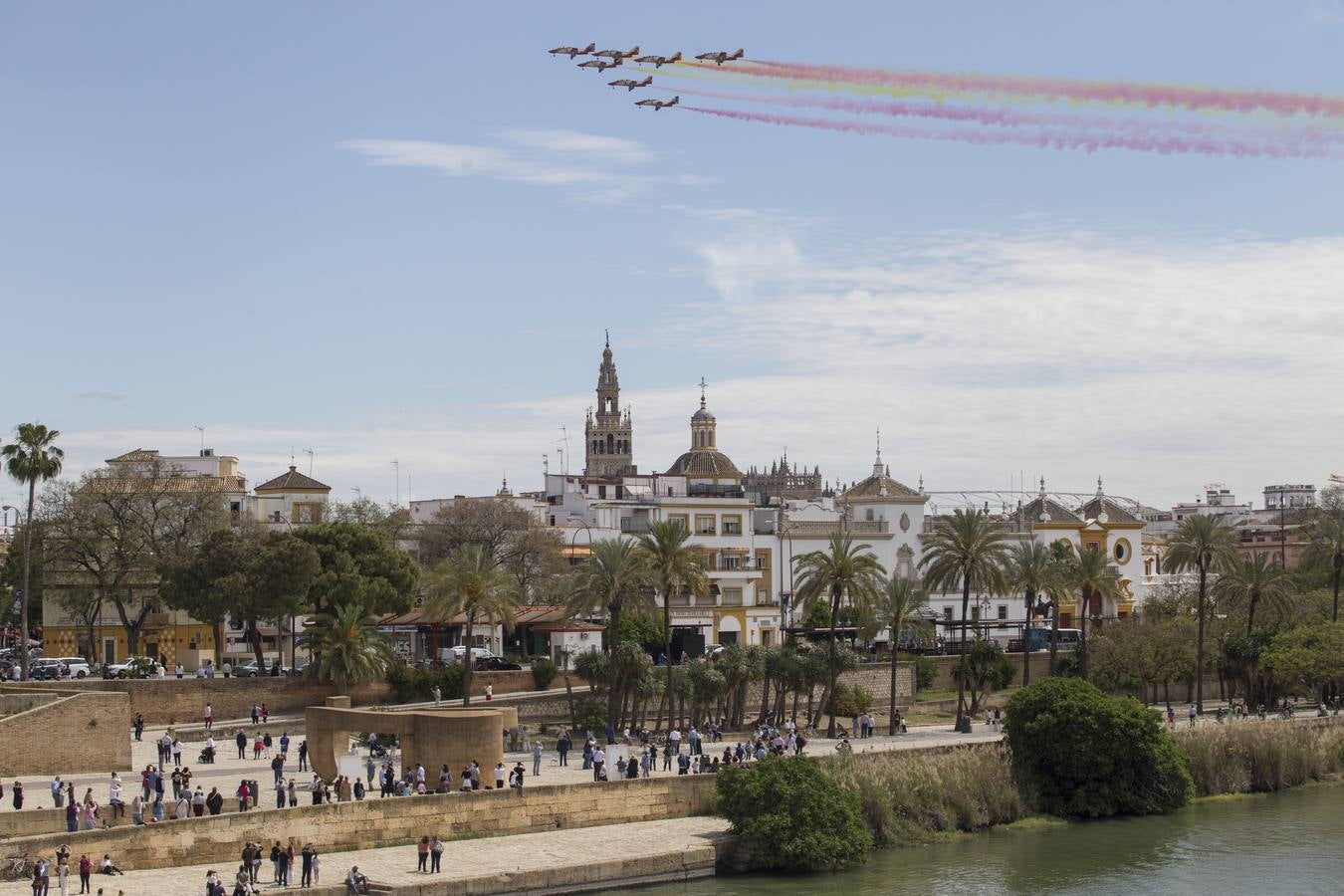 La Patrulla Águila surca el cielo de Sevilla el 'Miércoles de Feria'