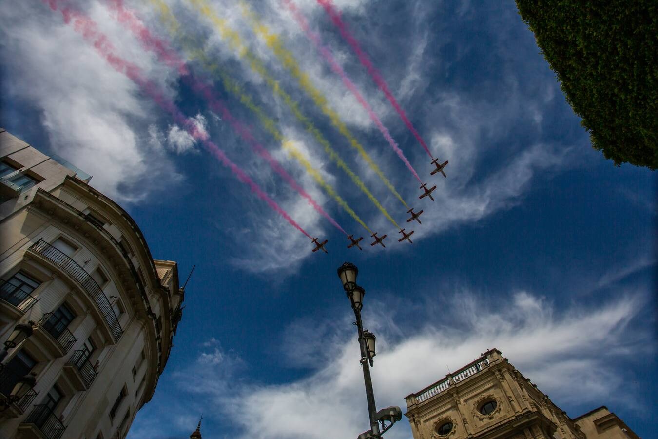 La Patrulla Águila surca el cielo de Sevilla el 'Miércoles de Feria'