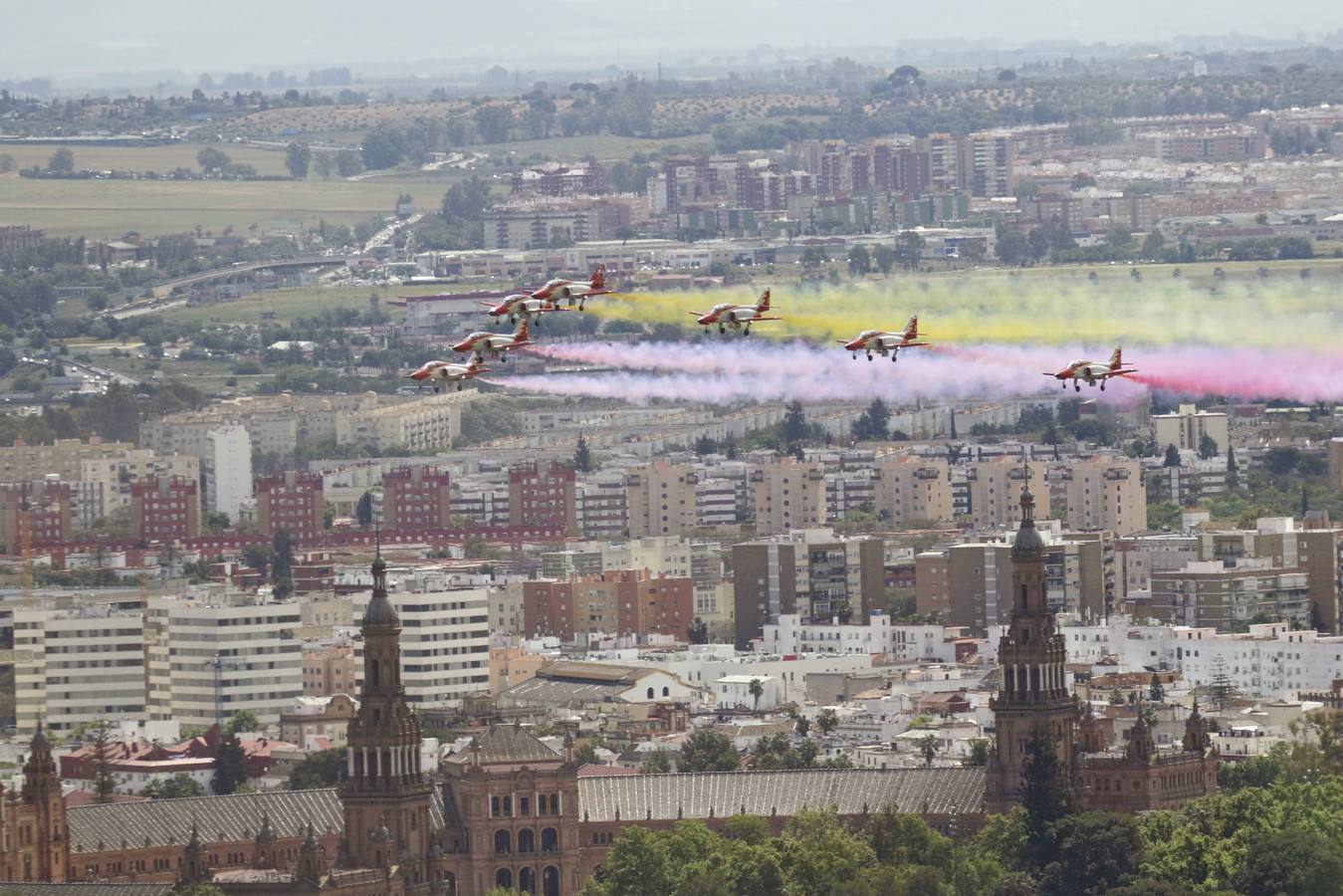 La Patrulla Águila surca el cielo de Sevilla el 'Miércoles de Feria'