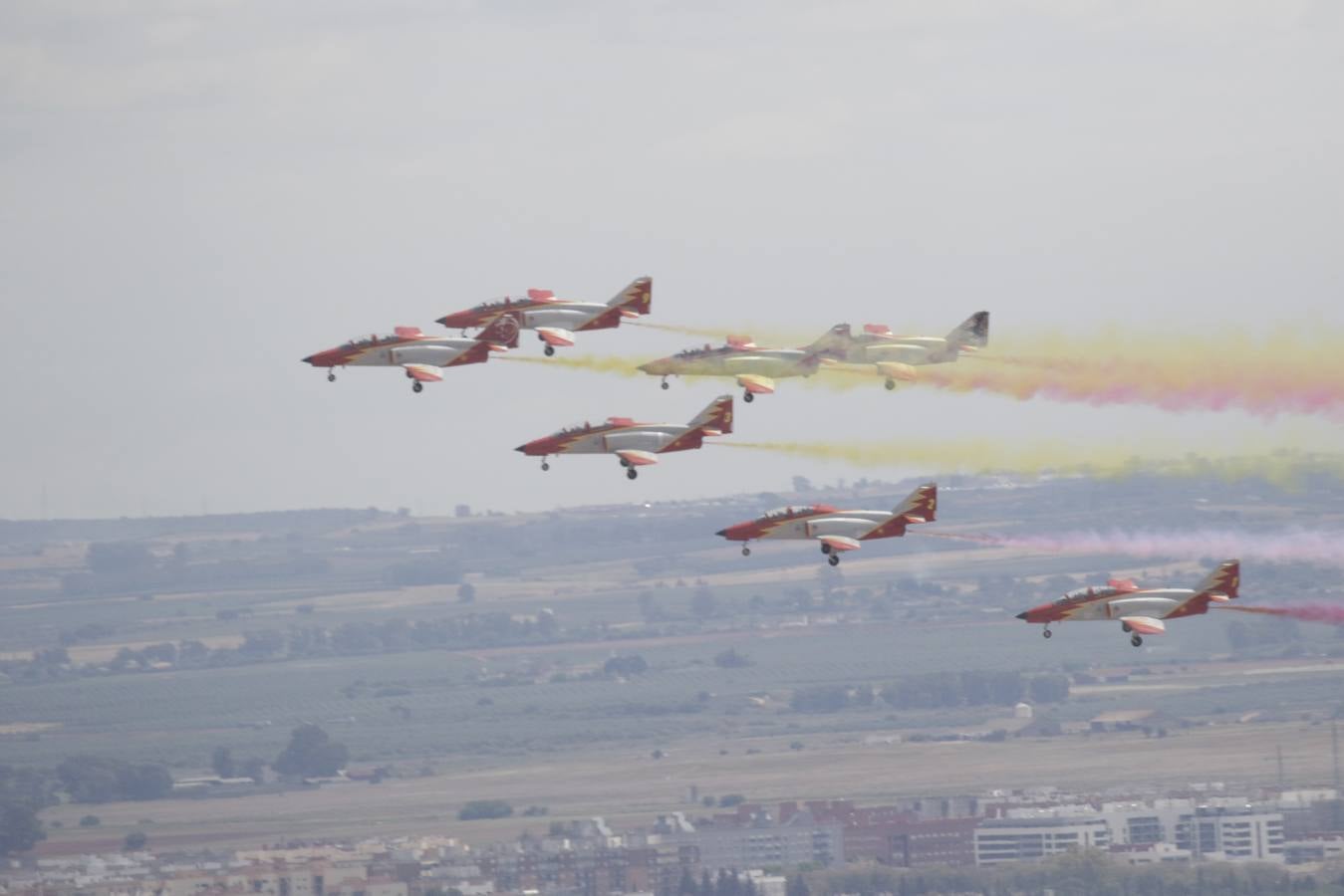 La Patrulla Águila surca el cielo de Sevilla el 'Miércoles de Feria'