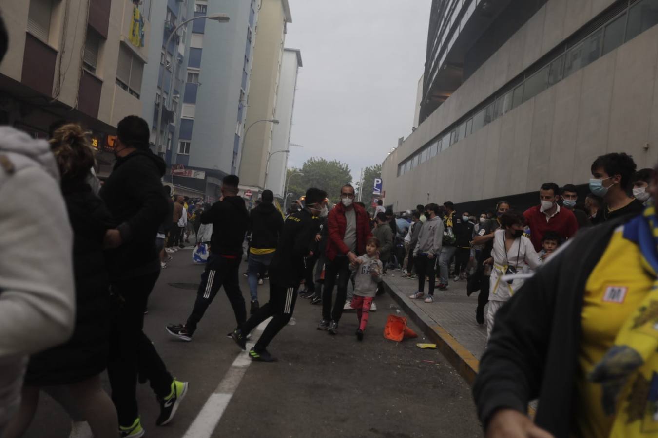 FOTOS: Bengalas y banderolas para recibir al autobús del Cádiz