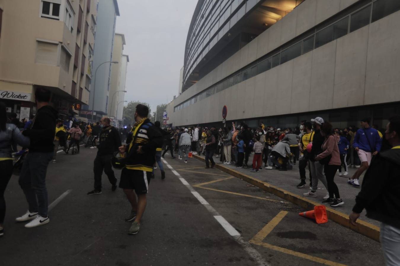 FOTOS: Bengalas y banderolas para recibir al autobús del Cádiz