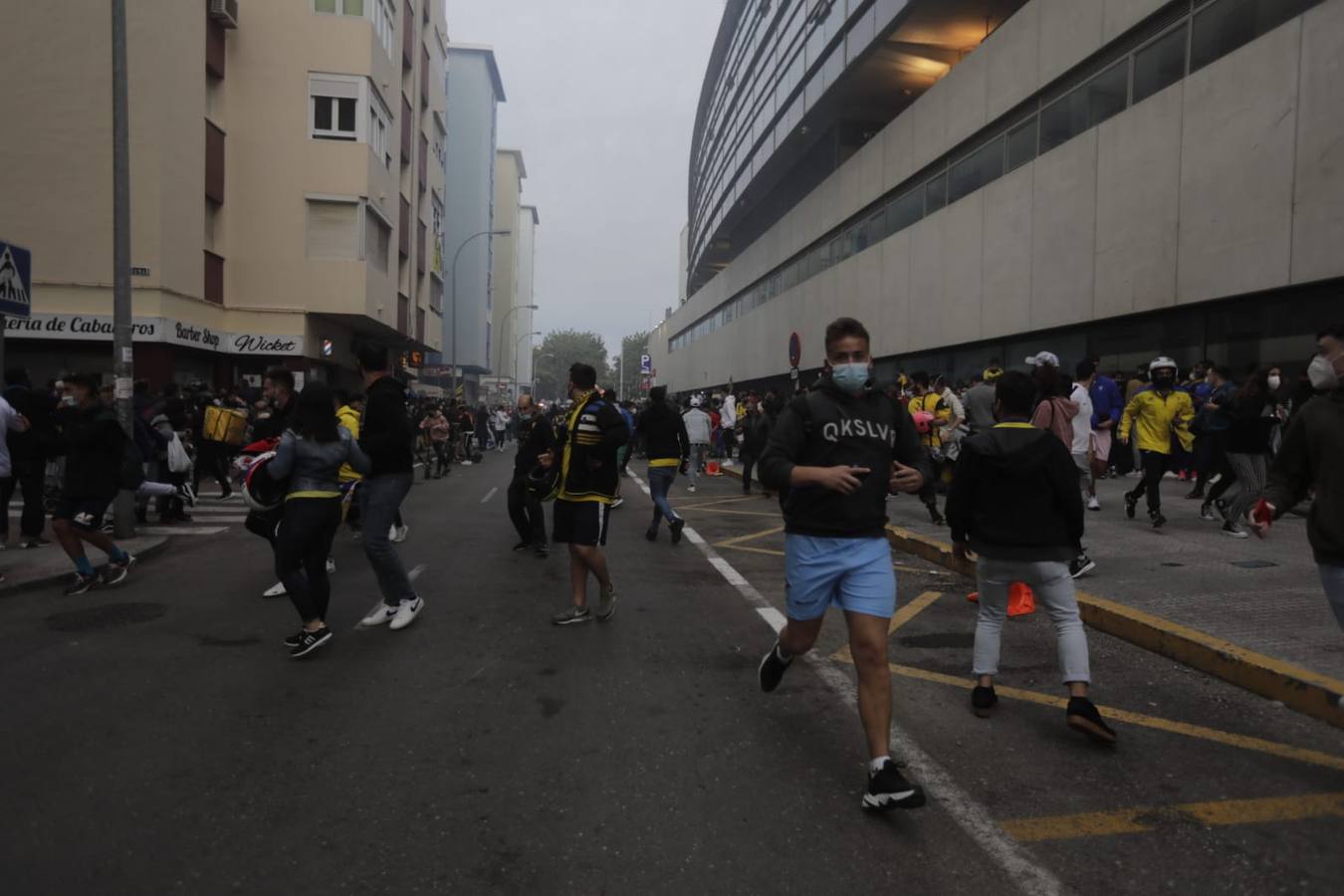 FOTOS: Bengalas y banderolas para recibir al autobús del Cádiz