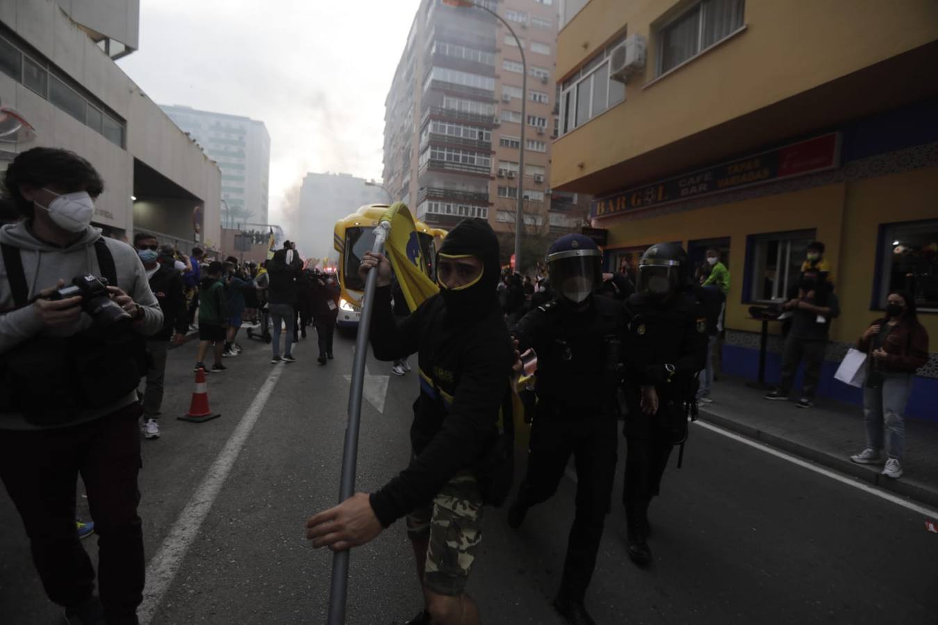 FOTOS: Bengalas y banderolas para recibir al autobús del Cádiz