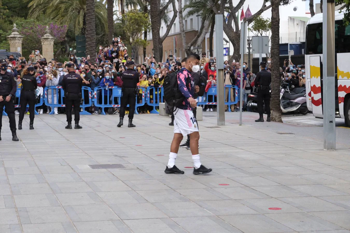 Fotos: 300 aficionados despiden a los hombres de Zidane en el Parador Atlántico de Cádiz