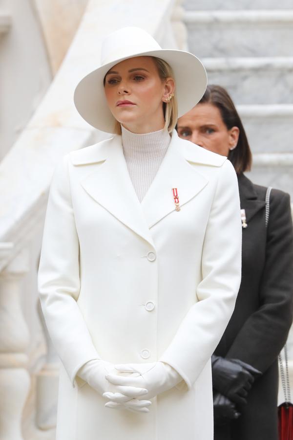 Charlene de Mónaco – Las tendencias de moda favoritas de las ‘royals’. Cuando entró a formar parte de la Familia Real monegasca su estilo estaba todavía por definir, pero con el paso de los años se ha visto que presta especial atención a los gorros y todo tipo de accesorios que resalten el cabello y el uso de capas o vestidos que las incluyan en las mangas.