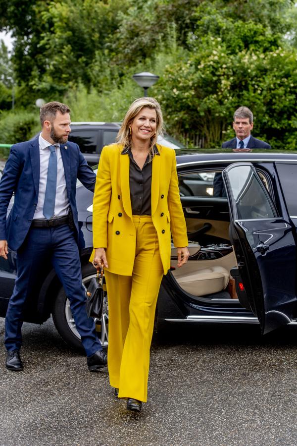 Máxima de Holanda – Las tendencias de moda favoritas de las ‘royals’. Su armario es una explosión de color, así lo refleja mediante trajes de chaqueta en tonos muy vivos en los que predominan los pantalones de tipo palazzo. Tampoco faltan los vestidos midi con vuelo y la cintura marcada.