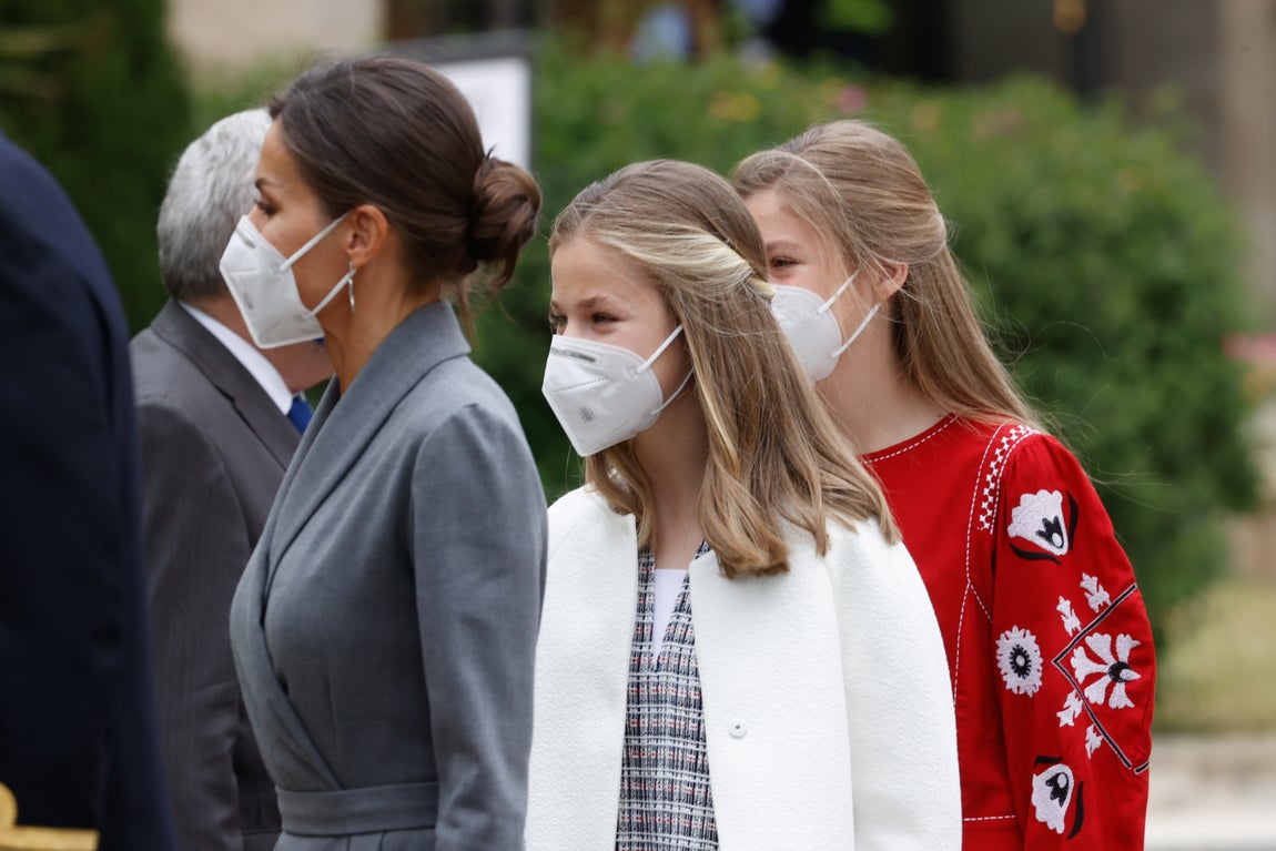 La Reina Letizia y sus hijas Leonor y Sofía al llegar al acto en Cartagena.. 