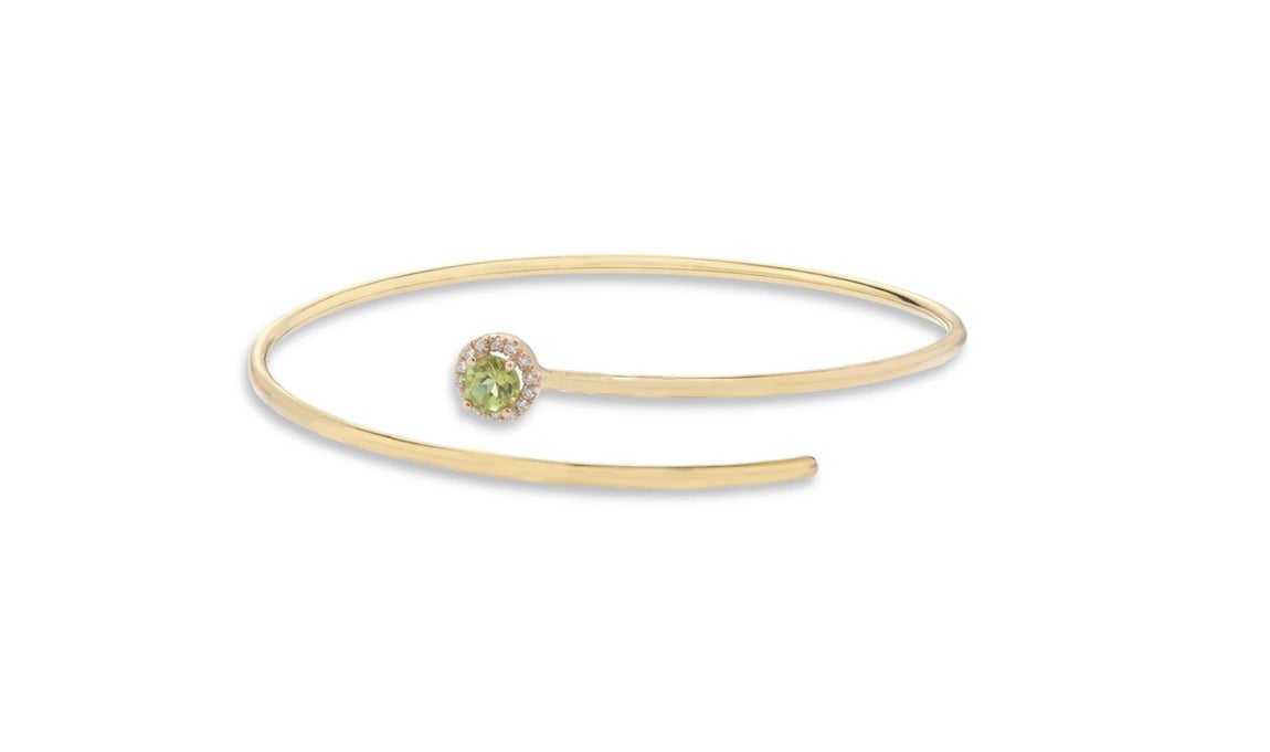 Chocrón. “Las manos de una madre protegen, alimentan, acarician, socorren, consuelan y te muestran el camino. Ella se merece todo por ofrecernos tanto y pedir tan poco, por darnos la vida y entregarnos la suya”, con esta premisa desde Chocrón han recreado en sus talleres la pulsera de la Madre, un brazalete flexible en hilo de oro de 18 quilates con un peridoto en talla brillante rodeado con una orla de diamantes. Una joya con significado que pretende permanecer eternamente en su recuerdo. Precio: 830€