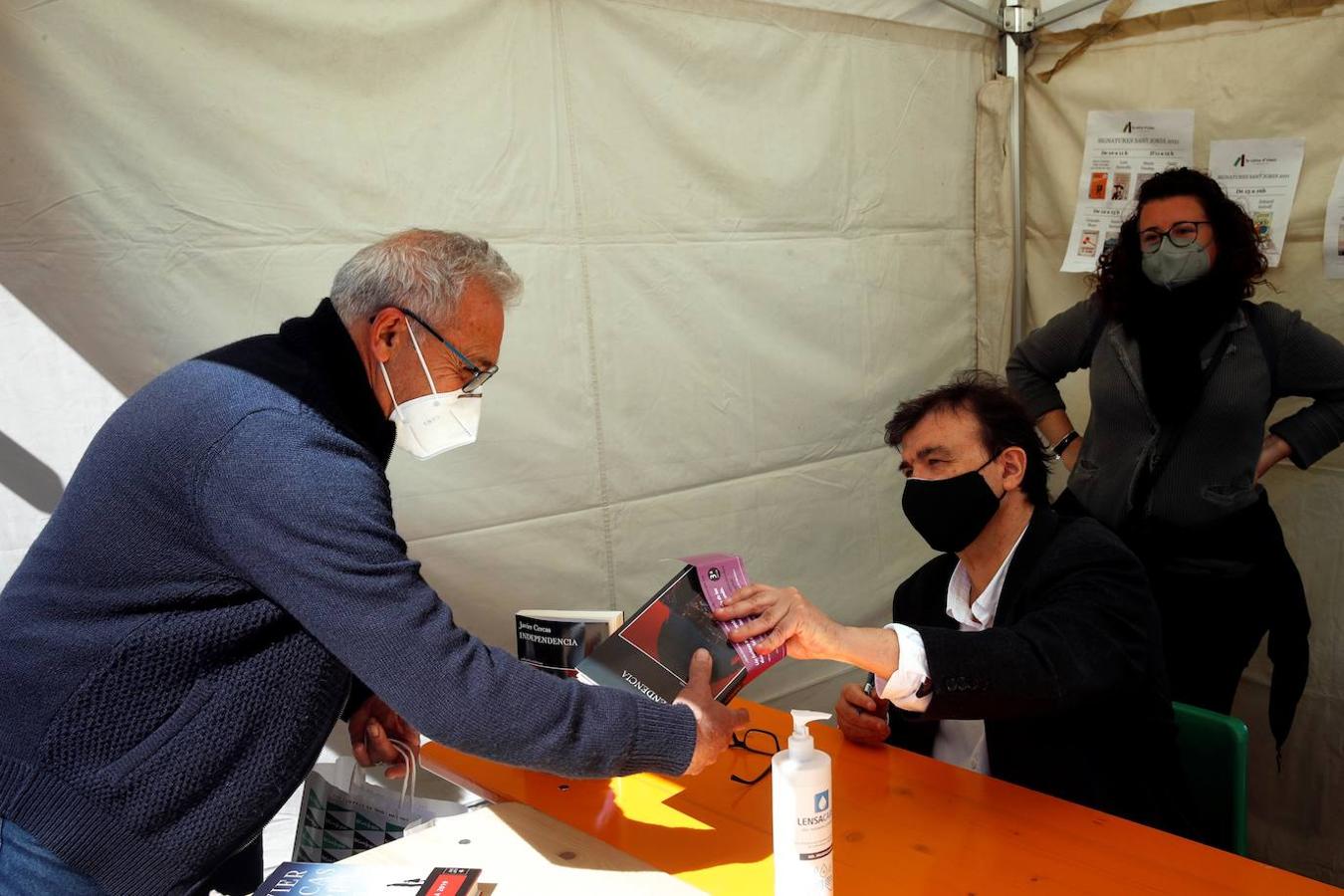 El escritor Javier Cercas firma uno de sus libros. 