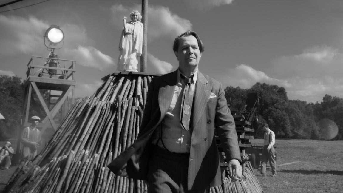 'Mank' - Dónde verla: En Netflix. Otro genio, David Fincher, coge un guion de su fallecido padre para imaginar cómo era la vida en los estudios de Hollywood de los años 30 a través del díscolo (por decirle algo) Herman Mankiewicz, guionista de 'Ciudadano Kane'. Un ejercicio de cinefilia con los grandes directores y productores de la época, del propio Orson Welles a figuras como David O. Selznick o Louis B. Mayer. Con 10 nominaciones, es la película que más candidaturas acumula para la gala de los Oscar del domingo. Le falta, eso sí, la nominación a mejor guion. Un palo para Fincher.