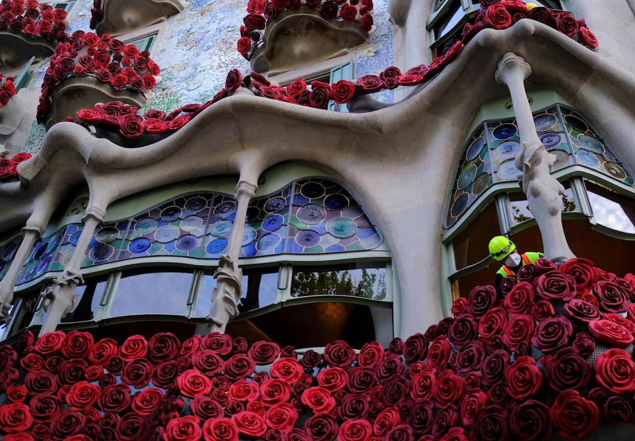 La Casa Batlló, decorada con rosas artificiales por Sant Jordi. 