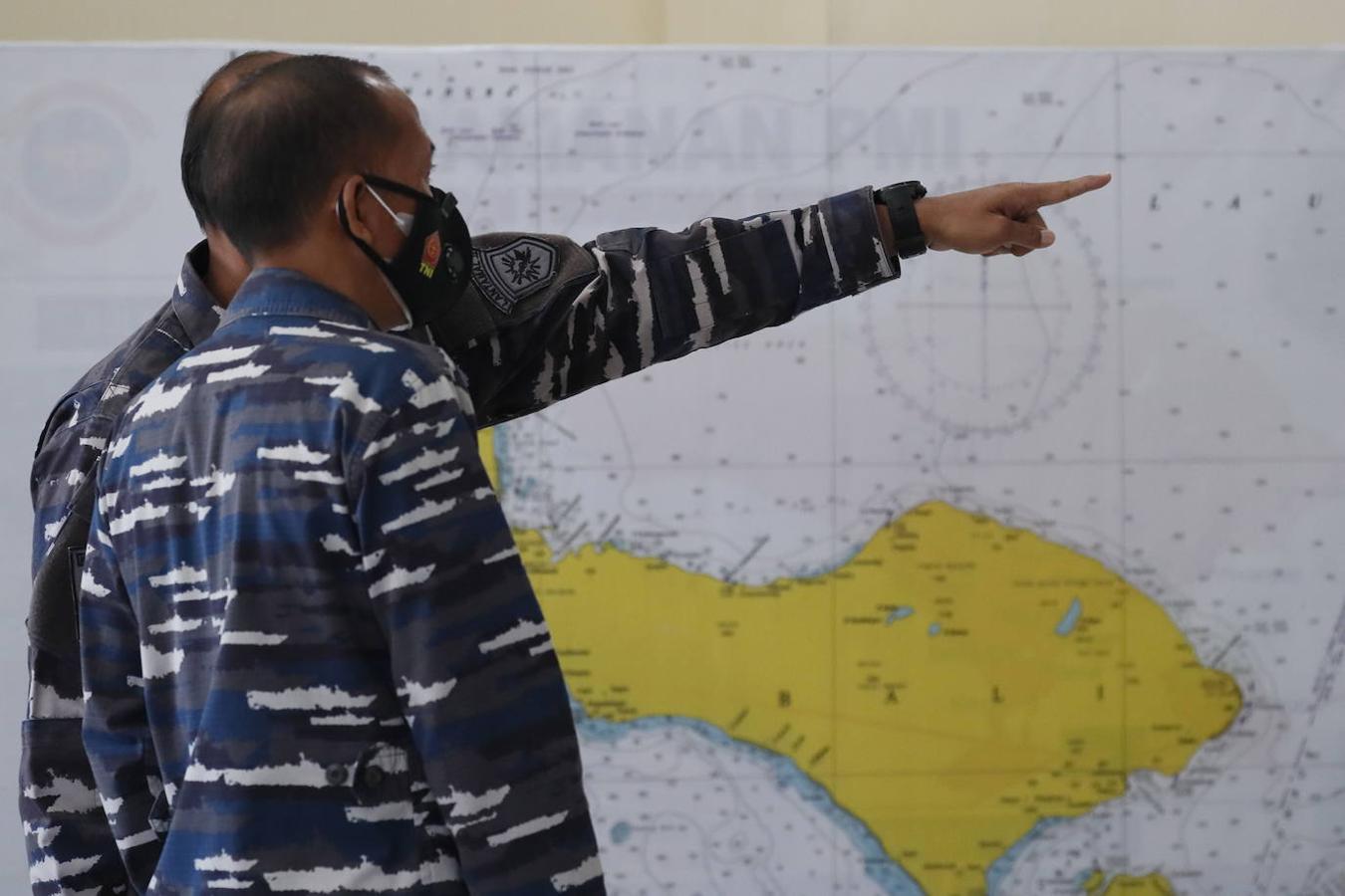 Un militar da indicaciones a otro frente a un mapa del área de búsqueda del submarino de la Armada de Indonesia desaparecido. 