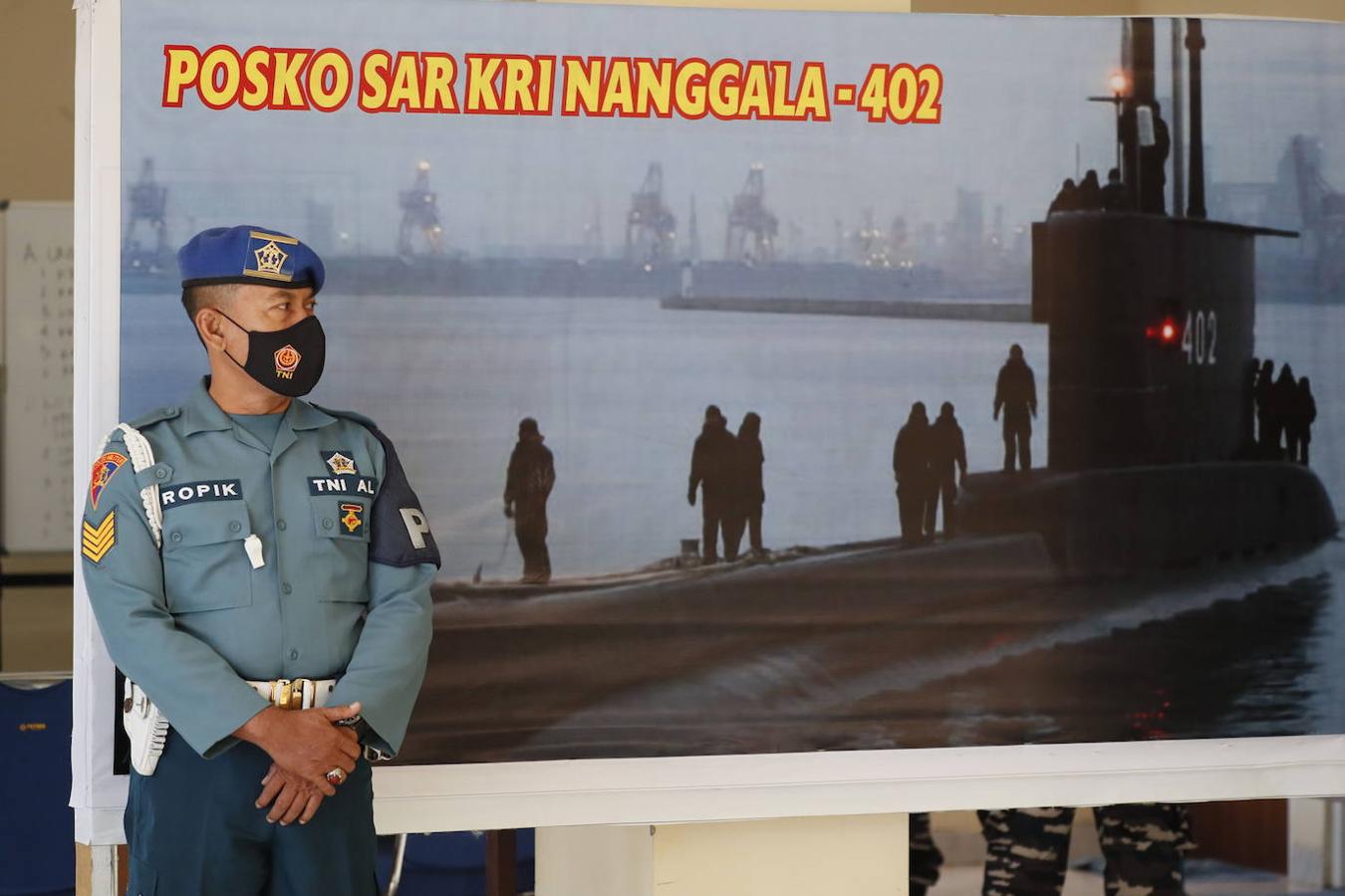 Un militar mira a uno de los comandos de búsqueda y rescate del submarino desaparecido de la Armada de Indonesia KRI Nanggala. 