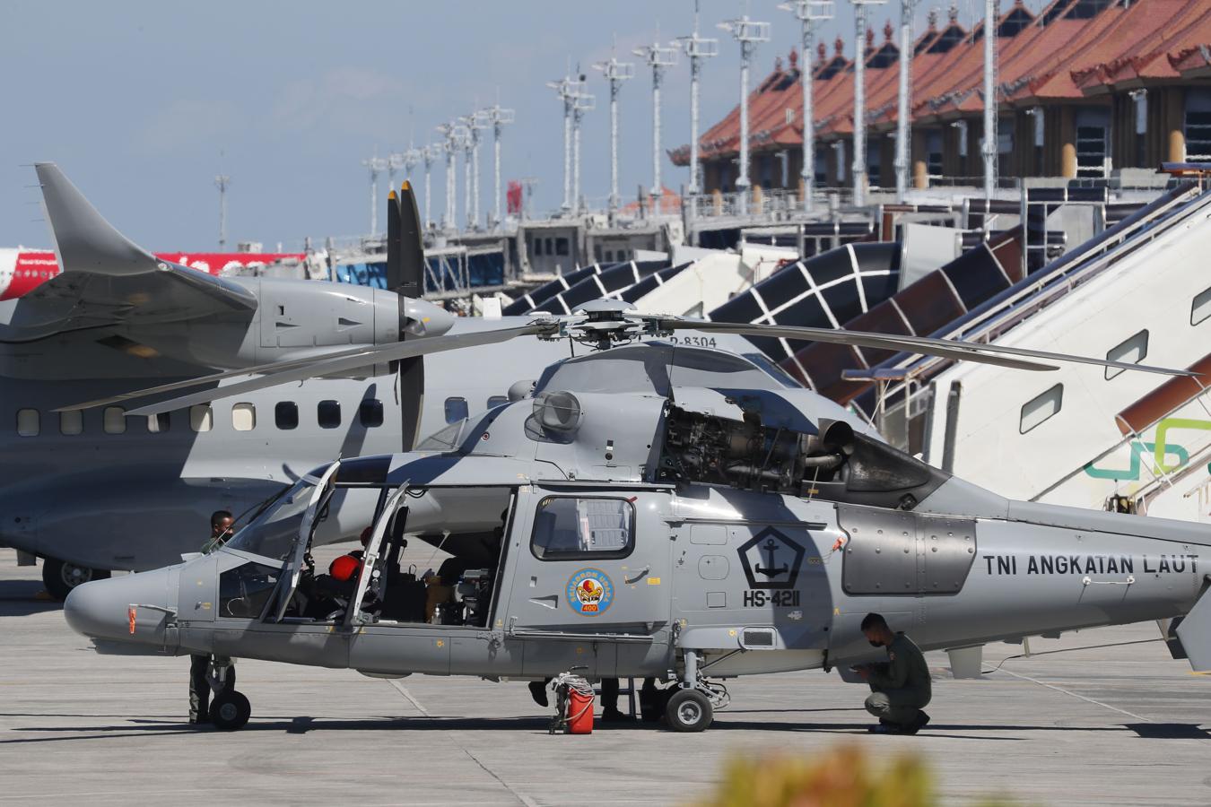 Los militares preparan un helicóptero para participar en la búsqueda del submarino desaparecido. 