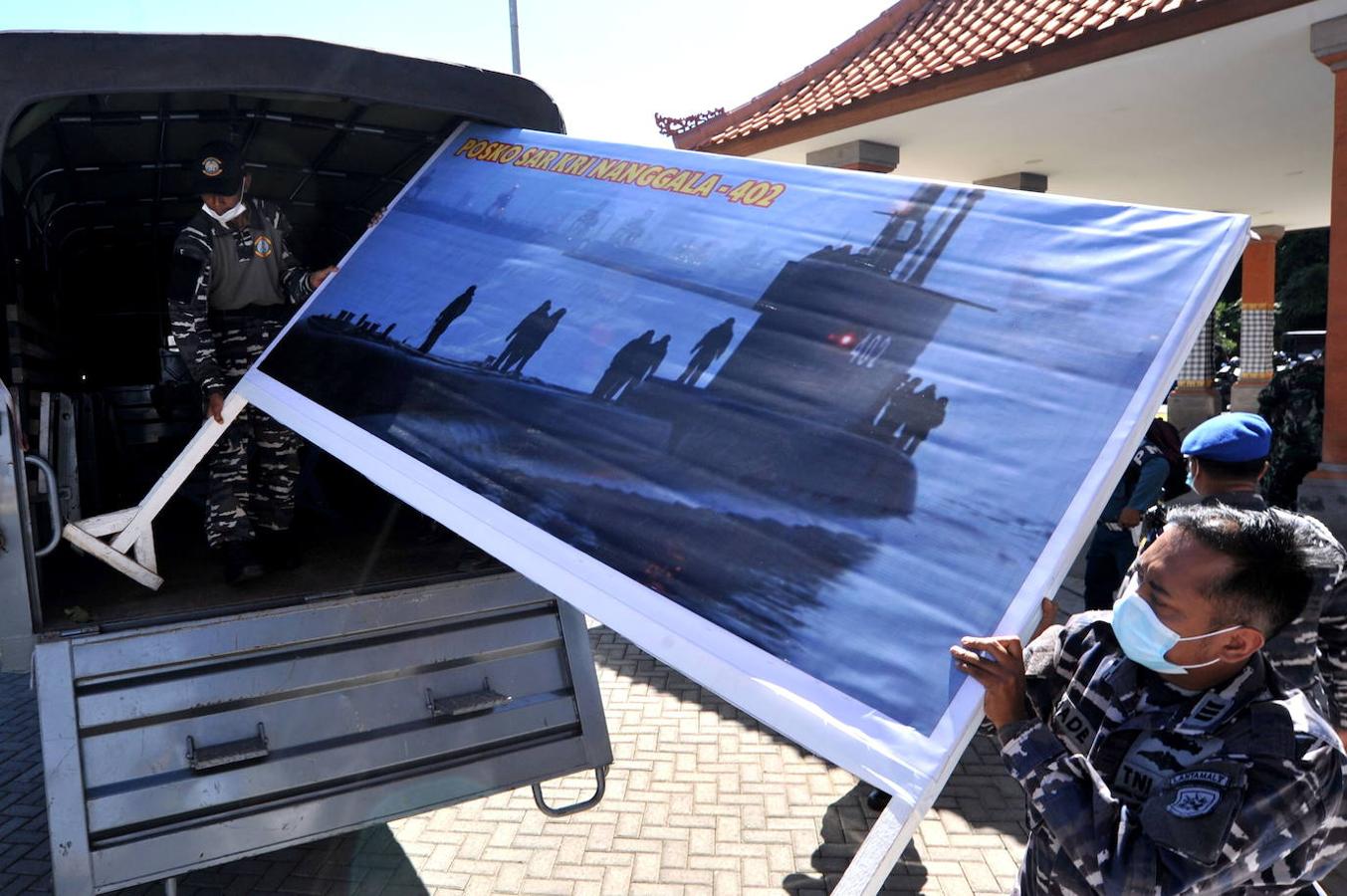 Varios militares cargan una imagen del submarino desaparecido. 