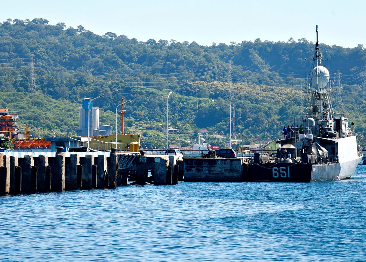 Un barco de la Armada de Indonesia es visto en el puerto de la Base Naval, mientras continúa la búsqueda del submarino KRI Nanggala-402 desaparecido. 