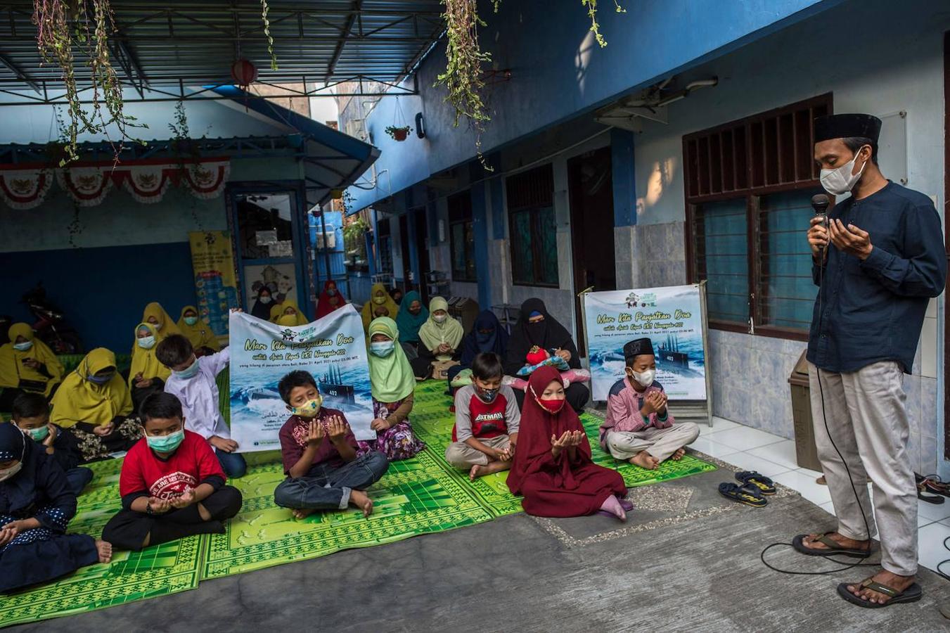 Estudiantes y profesores rezan por los 53 tripulantes a bordo de un submarino de la marina indonesia que desapareció frente a la costa de Bali durante los ejercicios de entrenamiento el 21 de abril. 