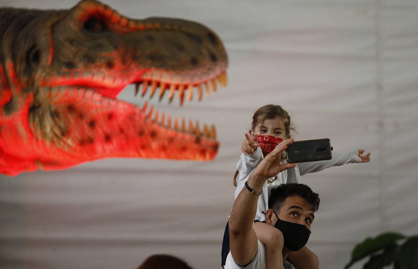 La carpa de Dinosaurs Tour en la Arruzafilla de Córdoba, en imágenes