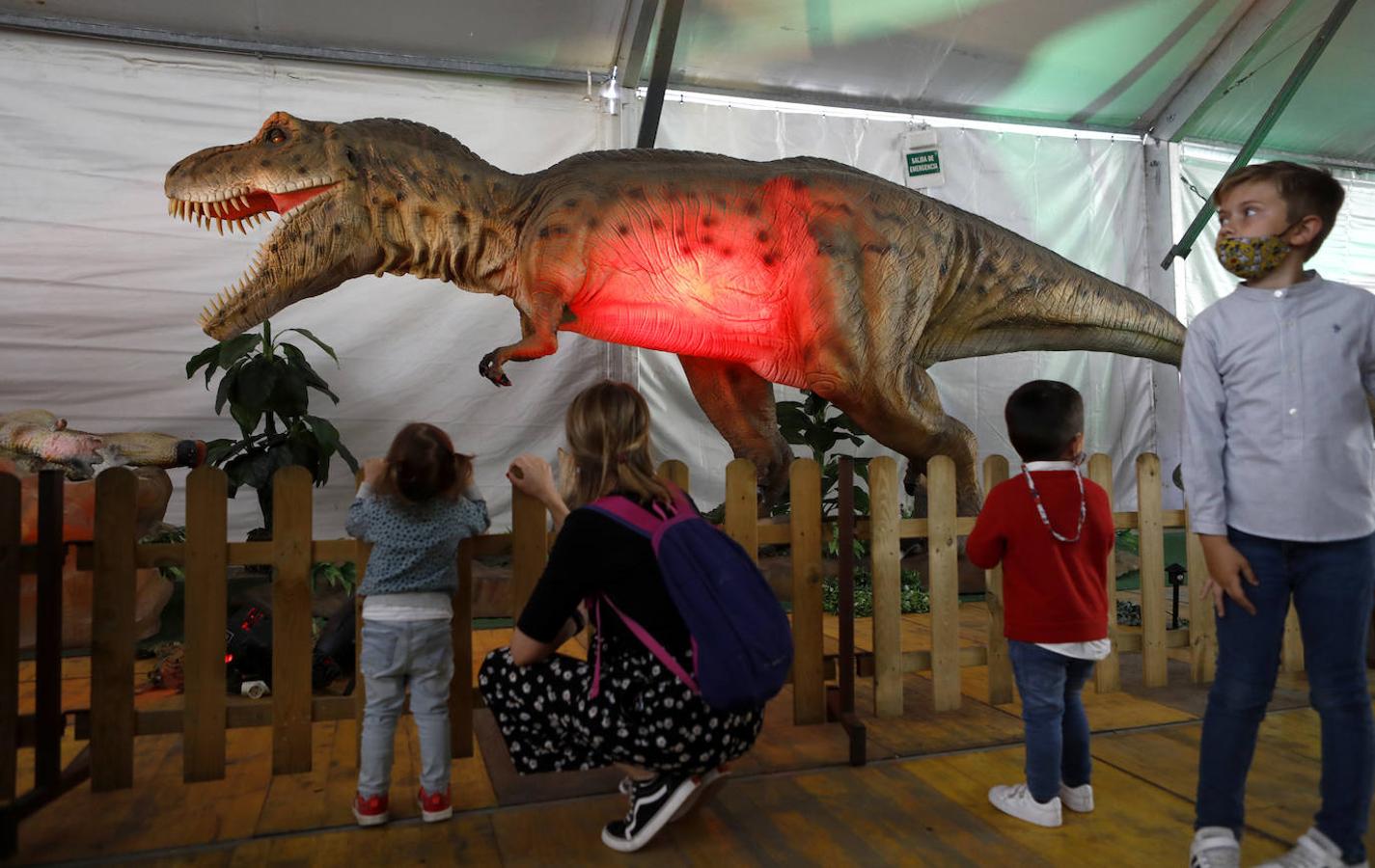 La carpa de Dinosaurs Tour en la Arruzafilla de Córdoba, en imágenes