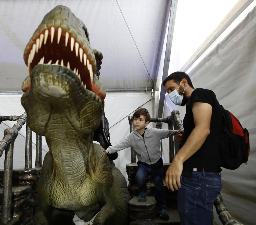 La carpa de Dinosaurs Tour en la Arruzafilla de Córdoba, en imágenes