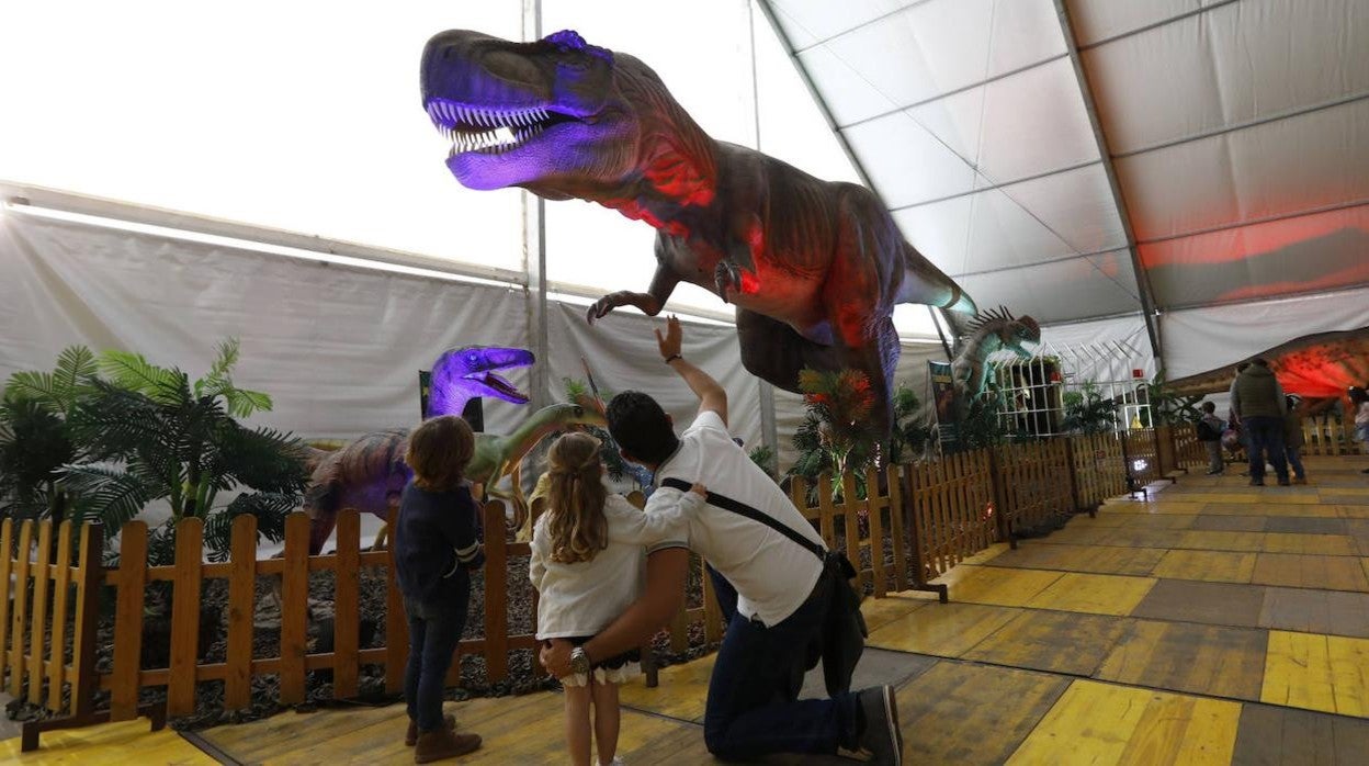 La carpa de Dinosaurs Tour en la Arruzafilla de Córdoba, en imágenes