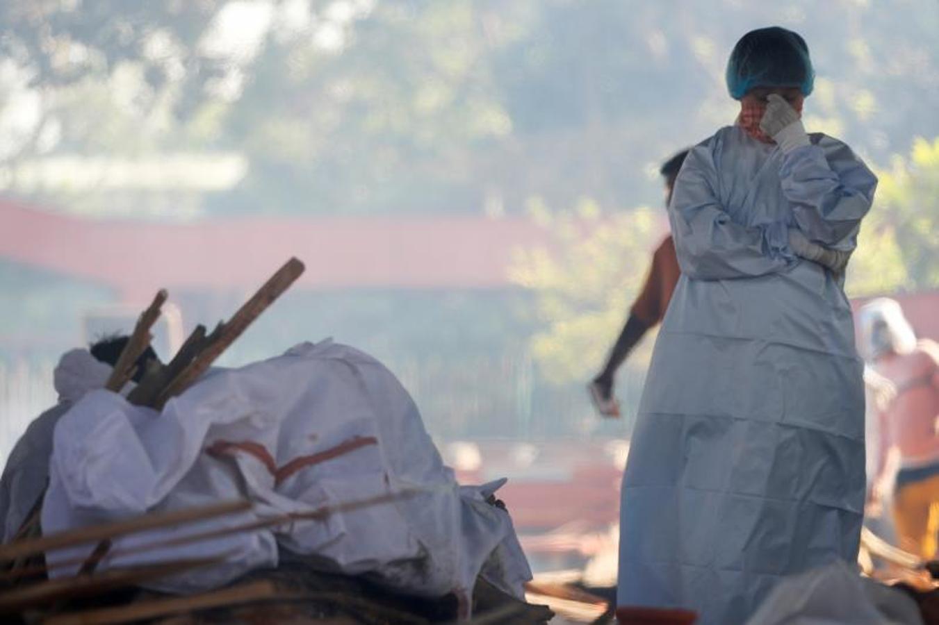 Un niño reacciona junto al cuerpo de su padre, quien murió a causa del coronavirus, en un crematorio en Nueva Delhi. 