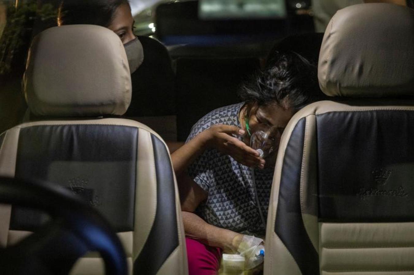 Una mujer recibe oxígeno de forma gratuita dentro de su automóvil en un Gurudwara, en Ghaziabad. 