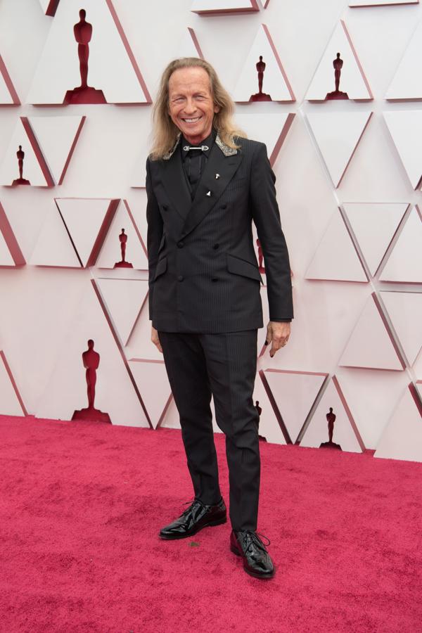 Paul Raci - La alfombra roja de los Oscar 2021. Haciendo gala del estilo roquero que le caracteriza se decantó por una traje negro cuyas solapas poseían lentejuelas plateadas y que también poseía una cadena en el cuello de la camisa, al más puro estilo cowboy.