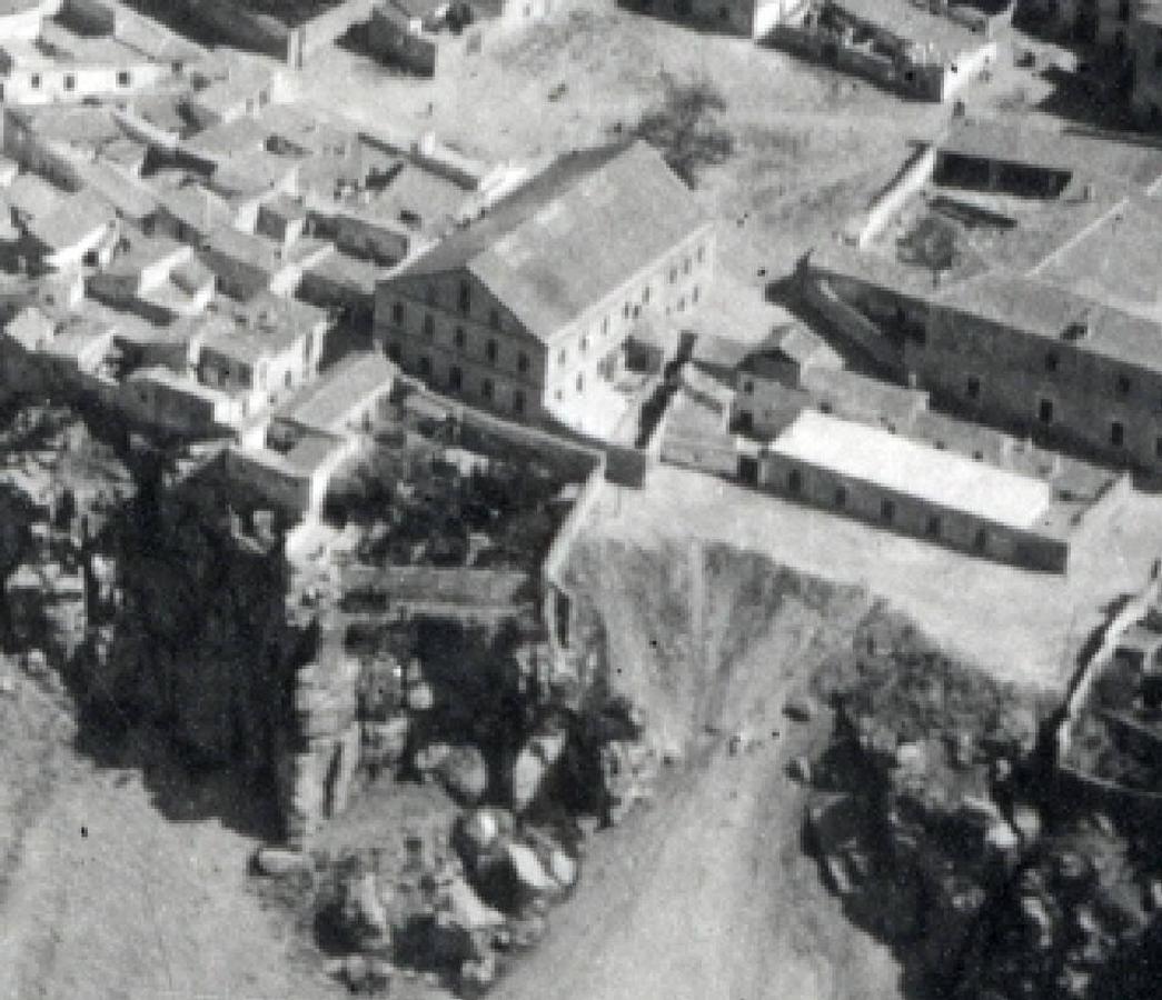 Vista aérea con la antigua casa y el jardín sobre Roca Tarpeya hacia 1925. A la derecha, el paseo de los Precipicios. Archivo Municipal de Toledo. 