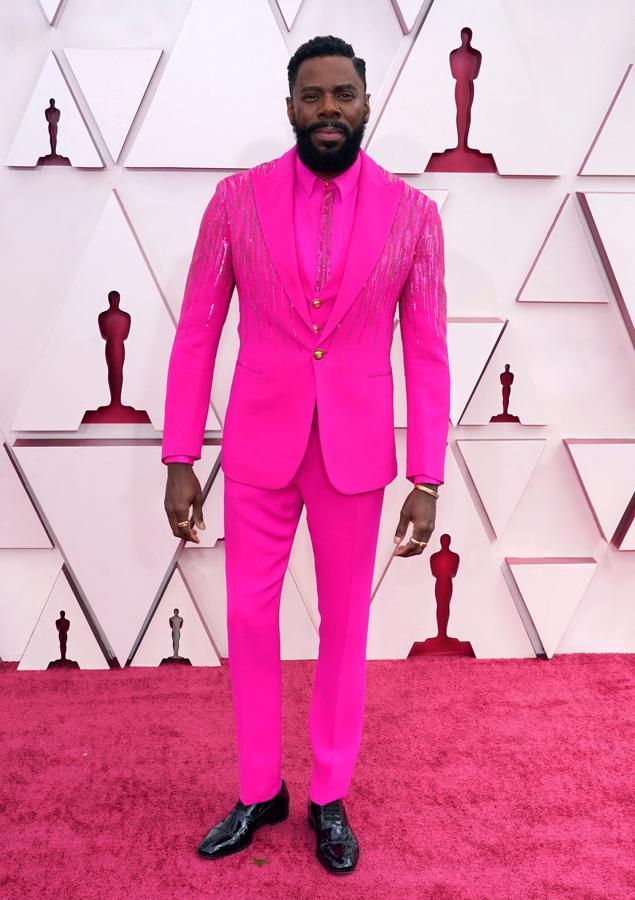 Colman Domingo - La alfombra roja de los Oscar 2021. Su estilismo fue uno de los más comentados de la noche con un traje de Versace rosa fucsia con paillettes en los hombros y las solapas que, junto con el acabado satinado, lo hacía todavía más llamativo. La camisa por su parte incluía una cenefa similar. El look quedó rematado con los detalles en dorado en botones y joyería.