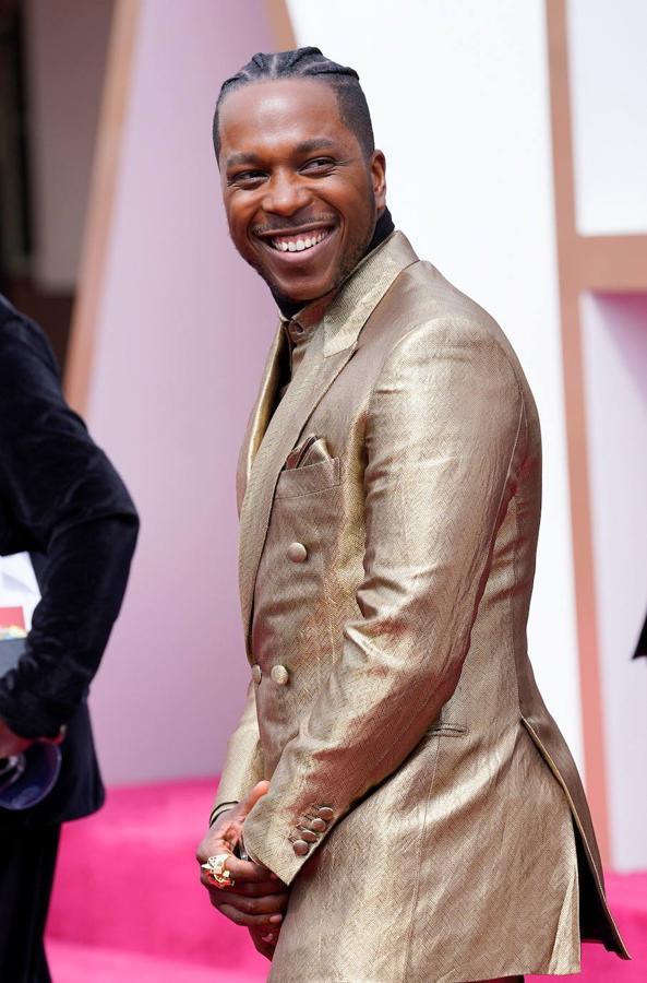 Leslie Odom Jr. - La alfombra roja de los Oscar 2021. El actor es conocido por su oroginalidad a la hora de vestir, y como era de esperar en esta ocasión no iba a ser menos. Deslumbró con un traje dorado de jacquard firmado por Brioni.