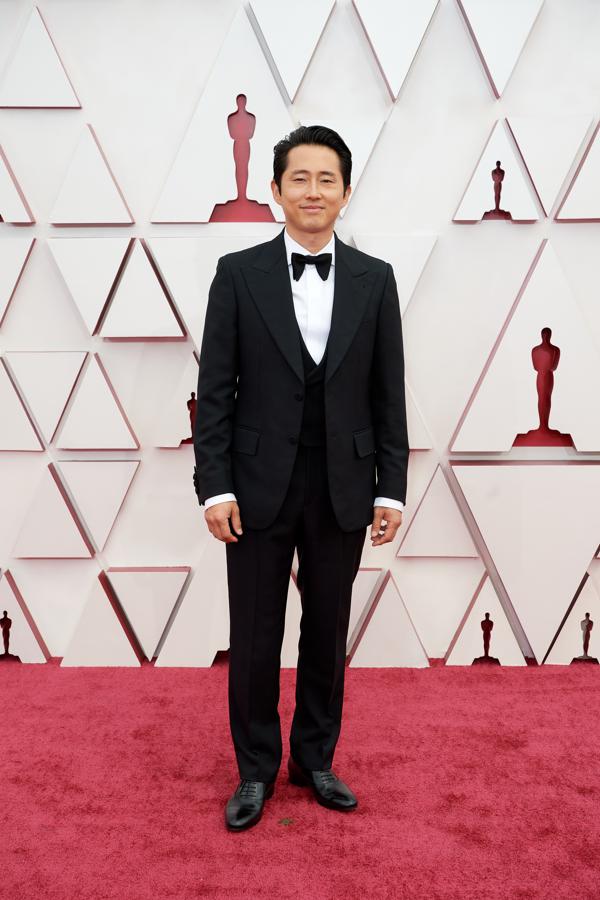 Steven Yeun - La alfombra roja de los Oscar 2021. Irradió buen gusto con un esmoquin negro al que añadió una original pajarita con lazada asimétrica.