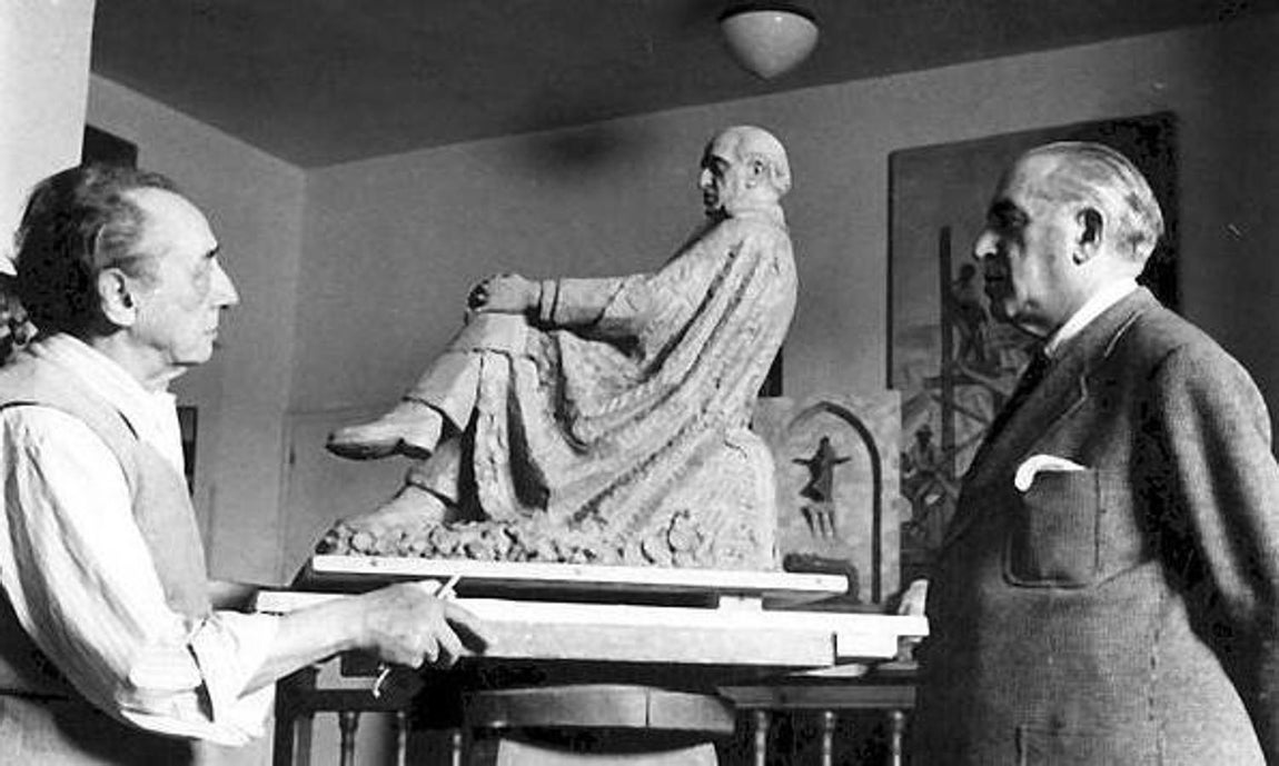 Victorio Macho ante la obra dedicada a su gran amigo el doctor Gregorio Marañón, habitual visitante del estudio del escultor en Toledo. 