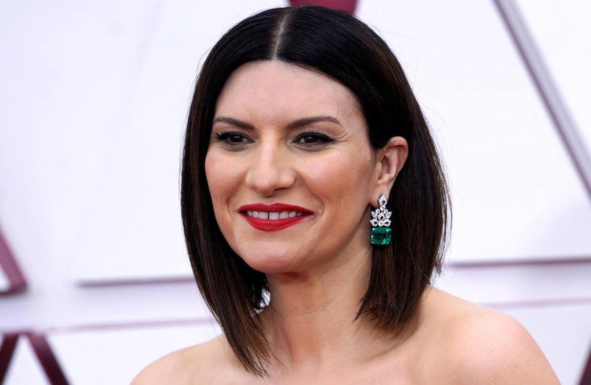 Laura Pausini en los Oscar 2021. La cantante, nominada por la canción ‘Yo sí’, ha lucido su corte bob suelto y liso, peinado con raya en el medio. En su maquillaje han brillado los labios rojos clásicos, que ha combinado con eyeliner negro fino y máscara de pestañas para realzar la mirada.